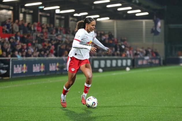 Google Pixel Frauen-Bundesliga, RB Leipzig - FC Carl Zeiss Jena; 06.11.2025 Lisa Baum (11, RB Leipzig). Fußball, Google Pixel Frauen-Bundesliga, Saison 2025 2026, 9. Spieltag: RB Leipzig vs. FC Carl Zeiss Jena am 06.11.2025, Trainingszentrum Cottaweg, Leipzig. DFB REGULATIONS PROHIBIT ANY USE OF PHOTOGRAPHS AS IMAGE SEQUENCES AND OR QUASI-VIDEO. Copyright: xBEAUTIFULxSPORTS JanxKaeferx