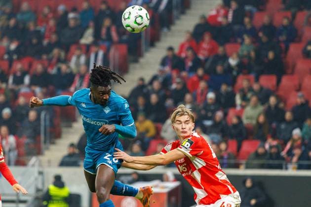 UECL: 1. FSV Mainz 05 - AC Florenz Moise Kean (AC Florenz, Fiorentina, 20) köpft gegen Kacper Potulski (1. FSV Mainz 05, 48) knapp am Tor vorbei und ärgert sich anschließend, dass er diese gute Chance nicht nutzen konnte im Spiel der UEFA Conference League zwischen 1. FSV Mainz 05 und AC Florenz am 3. Spieltag in der MEWA Arena Mainz am 06.11.2025 Copyright: xBEAUTIFULxSPORTS Hahnex