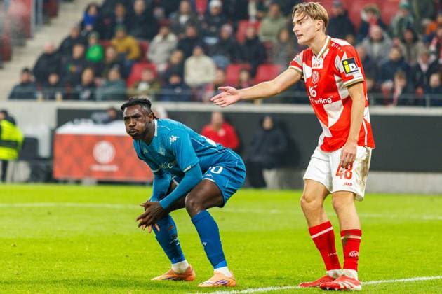 UECL: 1. FSV Mainz 05 - AC Florenz Moise Kean (AC Florenz, Fiorentina, 20) köpft gegen Kacper Potulski (1. FSV Mainz 05, 48) knapp am Tor vorbei und ärgert sich anschließend, dass er diese gute Chance nicht nutzen konnte im Spiel der UEFA Conference League zwischen 1. FSV Mainz 05 und AC Florenz am 3. Spieltag in der MEWA Arena Mainz am 06.11.2025 Copyright: xBEAUTIFULxSPORTS Hahnex