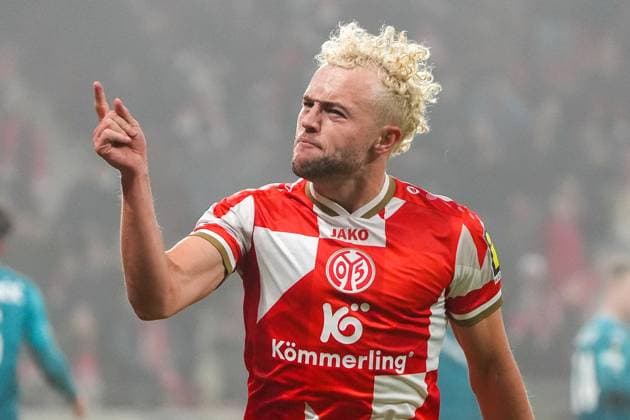 celebrate the goal, Torjubel zum 1:1 um Torschütze Benedict Hollerbach (1. FSV Mainz 05, 17) - 06.11.2025 1. FSV Mainz 05 vs. AC Florenz MEWA Arena, Europa Conference League
