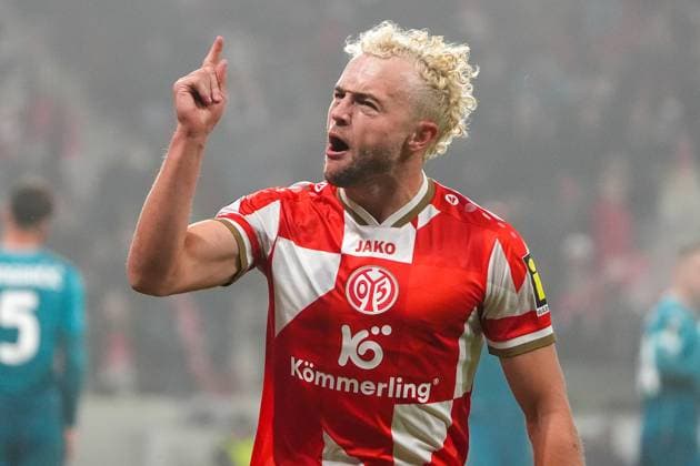 celebrate the goal, Torjubel zum 1:1 um Torschütze Benedict Hollerbach (1. FSV Mainz 05, 17) - 06.11.2025 1. FSV Mainz 05 vs. AC Florenz MEWA Arena, Europa Conference League