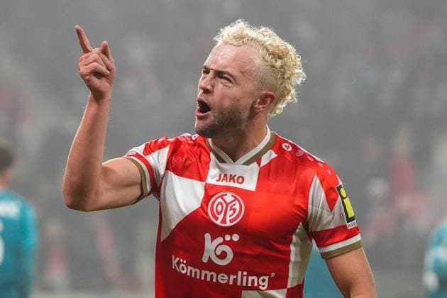 celebrate the goal, Torjubel zum 1:1 um Torschütze Benedict Hollerbach (1. FSV Mainz 05, 17) - 06.11.2025 1. FSV Mainz 05 vs. AC Florenz MEWA Arena, Europa Conference League