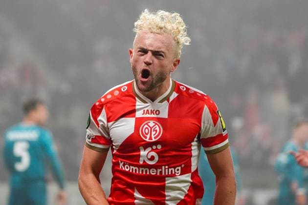celebrate the goal, Torjubel zum 1:1 um Torschütze Benedict Hollerbach (1. FSV Mainz 05, 17) - 06.11.2025 1. FSV Mainz 05 vs. AC Florenz MEWA Arena, Europa Conference League