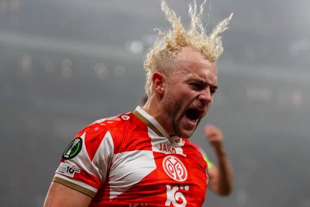 celebrate the goal, Torjubel zum 1:1 um Torschütze Benedict Hollerbach (1. FSV Mainz 05, 17) - 06.11.2025 1. FSV Mainz 05 vs. AC Florenz MEWA Arena, Europa Conference League