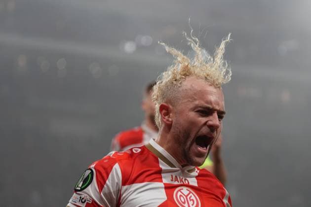 celebrate the goal, Torjubel zum 1:1 um Torschütze Benedict Hollerbach (1. FSV Mainz 05, 17) - 06.11.2025 1. FSV Mainz 05 vs. AC Florenz MEWA Arena, Europa Conference League