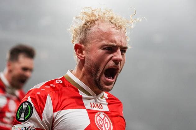 celebrate the goal, Torjubel zum 1:1 um Torschütze Benedict Hollerbach (1. FSV Mainz 05, 17) - 06.11.2025 1. FSV Mainz 05 vs. AC Florenz MEWA Arena, Europa Conference League
