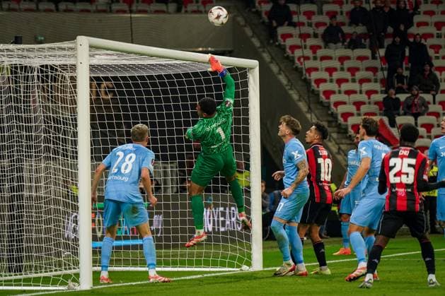Fussball, UEFA Europa League 2025 26, 4. Spieltag - OGC Nizza vs SC Freiburg - Allianz Riviera (Nizza, Frankreich): Noah Atubolu (SC Freiburg, 01) Matthias Ginter (SC Freiburg, 28) Copyright: xJOERANxSTEINSIEKx