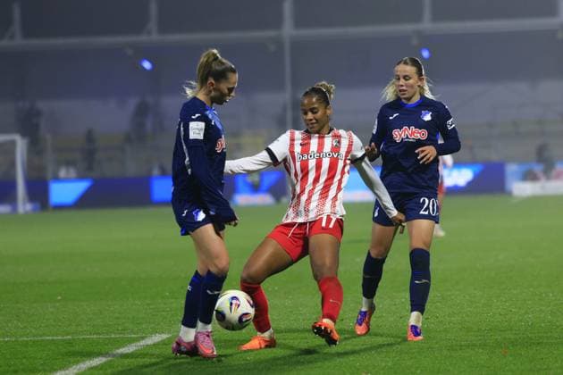 RECORD DATE NOT STATED Aurelie Csillag (17; SC Freiburg Frauen) im Zweikampf mit Jill Janssens (9; TSG Hoffenheim Frauen) und Laura Gloning (20; TSG Hoffenheim Frauen) um den Ball GPFBL: TSG Hoffenheim gegen SC Freiburg am 06.11.2025 im Dietmar-Hopp Stadion in Hoffenheim. Zweikampf um Ball