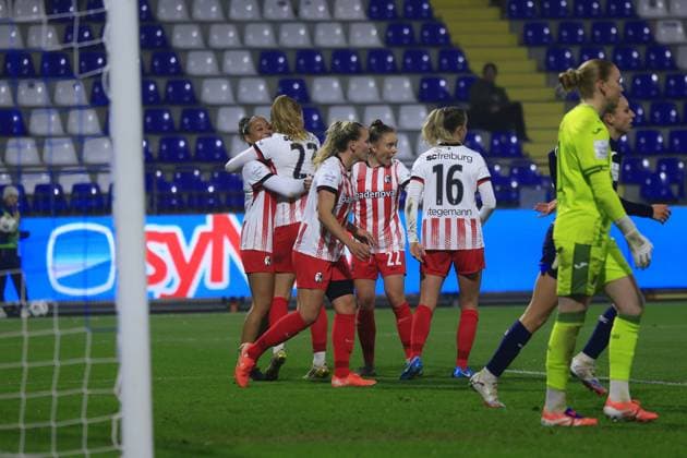 RECORD DATE NOT STATED Laura Dick (1; TSG Hoffenheim Frauen) steht im Tor, während Lisa Kolb (22; SC Freiburg Frauen) und Vanessa Diehm (6; TSG Hoffenheim Frauen) im Hintergrund jubeln GPFBL: TSG Hoffenheim gegen SC Freiburg am 06.11.2025 im Dietmar-Hopp Stadion in Hoffenheim. Torwart und Jubel