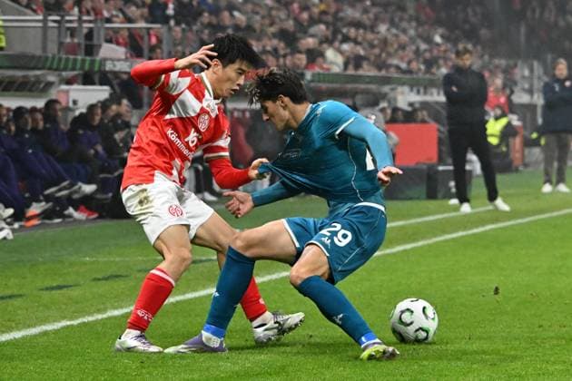 06.11.2025, xsltx, Fussball UEFA Conference League, FSV Mainz 05 - AC Florenz v.l. Jae-Sung Lee (FSV Mainz 05) Niccolo Fortini (AC Florenz) Zweikampf, Aktion, action, battle for the ball (DFL DFB REGULATIONS PROHIBIT ANY USE OF PHOTOGRAPHS as IMAGE SEQUENCES and or QUASI-VIDEO) Mainz