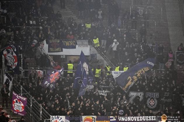 06.11.2025, xsltx, Fussball UEFA Conference League, FSV Mainz 05 - AC Florenz v.l. Fans Stimmung, Schals, Emotionen (DFL DFB REGULATIONS PROHIBIT ANY USE OF PHOTOGRAPHS as IMAGE SEQUENCES and or QUASI-VIDEO) Mainz