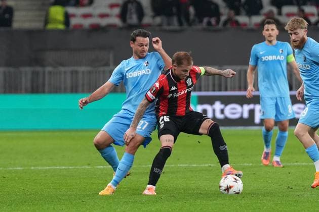 Nicolas Höfler Nicolas Hoefler (SC Freiburg, 27) im Zweikampf mit Melvin Bard (OGC Nizza, 26) , Frankreich, Fussball, UEFA Europa League, 4.Spieltag, Ligaphase, 2025 2026, OGC Nizza vs. SC Freiburg, 06.11.2025, Allianz Riviera, Nizza, Frankreich Nizza Allianz Riviera Provence-Alpes-CÃ te d Azur, CÃ Frankreich Copyright: xArnexAmbergx