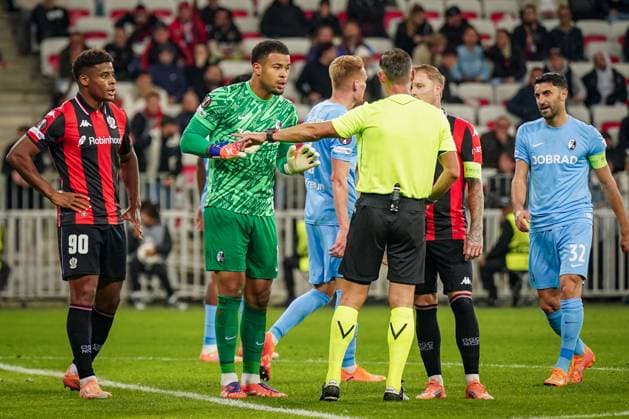 Fussball, UEFA Europa League 2025 26, 4. Spieltag - OGC Nizza vs SC Freiburg - Allianz Riviera (Nizza, Frankreich): Noah Atubolu (SC Freiburg, 01) Schiedsrichter Anastasios Sidiropoulos (Griechenland) Copyright: xJOERANxSTEINSIEKx