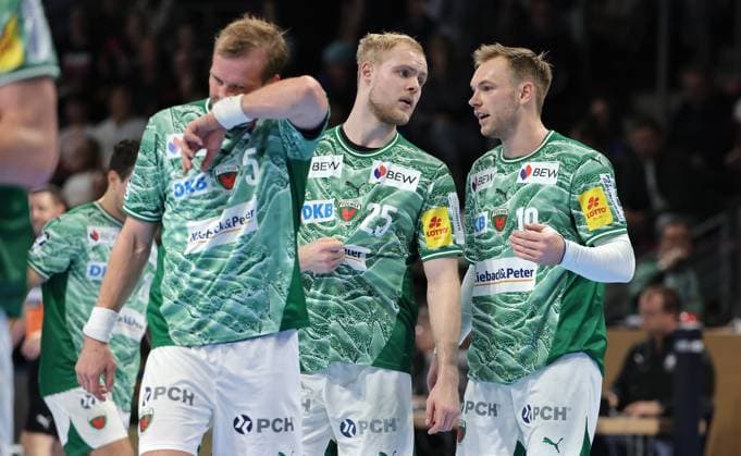 Max Darj, Matthes Langhoff redet mit Mathias Gidsel Aktion Oberkörper Handball DHB Pokal Achtelfinale Herren Saison 2025 2026 06.11.2025 Füchse Berlin vs ThSV Eisenach