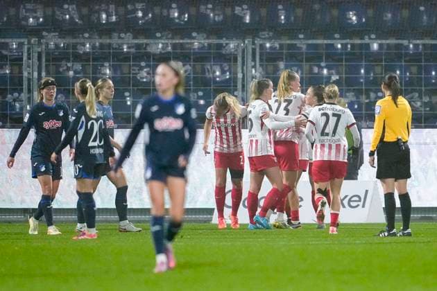 Spielerinnen vom SC Freiburg, jubeln über das Tor zum 1:1, Jubel, Torjubel, Torerfolg, celebrate the goal, goal, celebration, jubelt ueber das Tor, Freuen, Freude, freut sich, optimistisch, positiv, Spielszene, Highlight, Action, Aktion, 06.11.2025, Sinsheim (Hoffenheim) (Deutschland), Fussball, Google Pixel Frauen-Bundesliga, TSG 1899 Hoffenheim - SC Freiburg, DFB DFL REGULATIONS PROHIBIT ANY USE OF PHOTOGRAPHS AS IMAGE SEQUENCES AND OR QUASI-VIDEO.