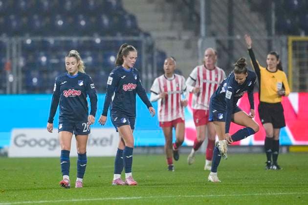 v.li.: Janna Grimm (TSG, 26), Valesca Ampoorter (TSG, 18), Franziska Harsch (TSG, 17), Spielerinnen der TSG 1899 Hoffenheim, enttäuscht schauend, Enttäuschung, Frustration, disappointed, pessimistisch, nach dem Gegentor zum 1:1, Action, Aktion, Spielszene, 06.11.2025, Sinsheim (Hoffenheim) (Deutschland), Fussball, Google Pixel Frauen-Bundesliga, TSG 1899 Hoffenheim - SC Freiburg, DFB DFL REGULATIONS PROHIBIT ANY USE OF PHOTOGRAPHS AS IMAGE SEQUENCES AND OR QUASI-VIDEO.
