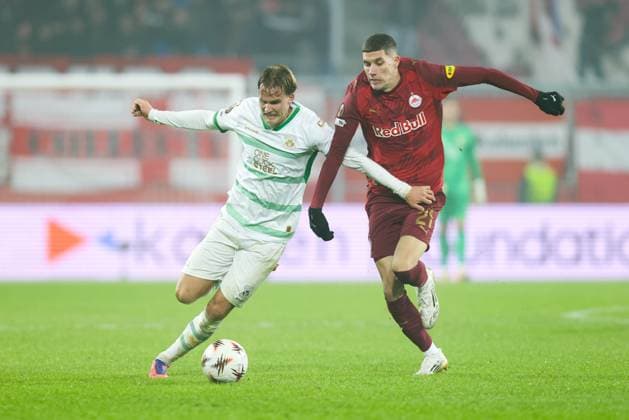 SOCCER - UEFA EL, RBS vs Deventer SALZBURG,AUSTRIA,06.NOV.25 - SOCCER - UEFA Europa League, Red Bull Salzburg vs Go Ahead Eagles Deventer. Image shows Melle Meulensteen (Deventer) and Petar Ratkov (RBS).  GEPAxpictures xMathiasxMandl