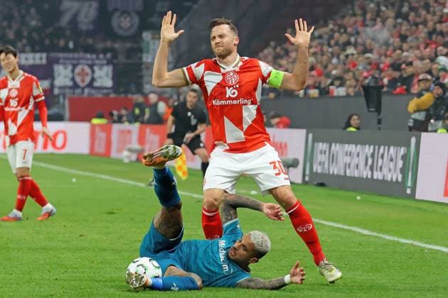 Mainz, Deutschland 06. November 2025: Conference League - 2025 2026 - FSV Mainz 05 vs. AC Florenz Im Bild: v. li. im Zweikampf Domilsson Cordeiro Dos Santos (Florenz) gegen Silvan Widmer (Mainz). Mewa Arena Rheinland - Pfalz Copyright: xFotostandx xRacochax