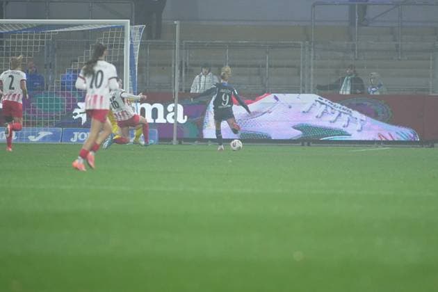 RECORD DATE NOT STATED Jill Janssens (9; TSG Hoffenheim Frauen) mit Torschuss, während Greta Stegemann (16; SC Freiburg Frauen) und Laura Benkarth (1; SC Freiburg Frauen) verteidigen GPFBL: TSG Hoffenheim gegen SC Freiburg am 06.11.2025 im Dietmar-Hopp Stadion in Hoffenheim. Torschuss von Jill Janssens (9; TSG Hoffenheim Frauen)