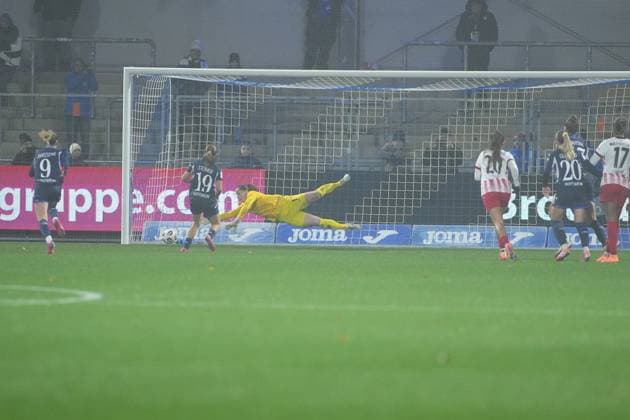 RECORD DATE NOT STATED Laura Dick (1; TSG Hoffenheim Frauen) taucht nach rechts und pariert den Ball, während Marie Steiner (19; TSG Hoffenheim Frauen) und Jill Janssens (9; TSG Hoffenheim Frauen) verteidigen gegen Leela Egli (20; SC Freiburg Frauen) und Aurelie Csillag (17; SC Freiburg Frauen) GPFBL: TSG Hoffenheim gegen SC Freiburg am 06.11.2025 im Dietmar-Hopp Stadion in Hoffenheim. Torwartparade im Strafraum