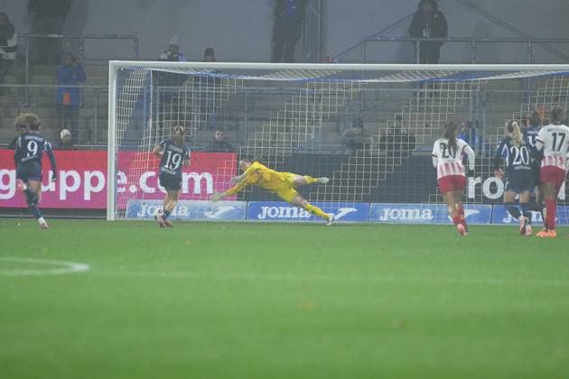 RECORD DATE NOT STATED Laura Benkarth (1; SC Freiburg Frauen) taucht nach rechts, während Marie Steiner (19; TSG Hoffenheim Frauen) und Jill Janssens (9; TSG Hoffenheim Frauen) den Angriff unterstützen und Franziska Harsch (17; TSG Hoffenheim Frauen) verteidigt GPFBL: TSG Hoffenheim gegen SC Freiburg am 06.11.2025 im Dietmar-Hopp Stadion in Hoffenheim. Torwartparade im Strafraum