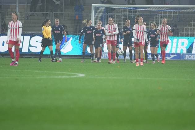 RECORD DATE NOT STATED Maj Schneider (15; SC Freiburg Frauen), Lisa Karl (2; SC Freiburg Frauen), Feli Delacauw (24; TSG Hoffenheim Frauen), Jamilla Rankin (5; TSG Hoffenheim Frauen), Vanessa Diehm (6; TSG Hoffenheim Frauen) und Marie Steiner (19; TSG Hoffenheim Frauen) auf dem Spielfeld nach Spielszene GPFBL: TSG Hoffenheim gegen SC Freiburg am 06.11.2025 im Dietmar-Hopp Stadion in Hoffenheim. Spieler auf dem Feld
