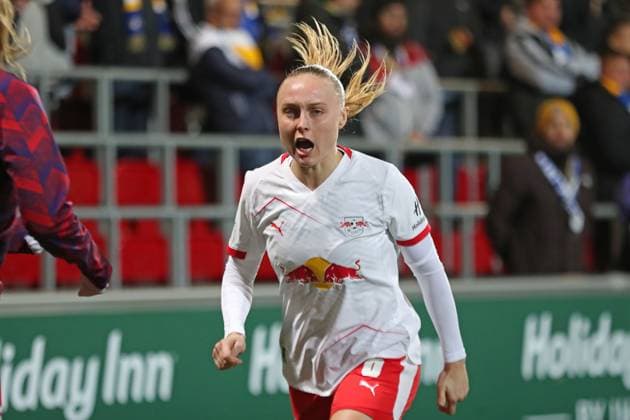 Google Pixel Frauen-Bundesliga, RB Leipzig - FC Carl Zeiss Jena; 06.11.2025 Lou-Ann Joly (6, RB Leipzig). Fußball, Google Pixel Frauen-Bundesliga, Saison 2025 2026, 9. Spieltag: RB Leipzig vs. FC Carl Zeiss Jena am 06.11.2025, Trainingszentrum Cottaweg, Leipzig. DFB REGULATIONS PROHIBIT ANY USE OF PHOTOGRAPHS AS IMAGE SEQUENCES AND OR QUASI-VIDEO. Copyright: xBEAUTIFULxSPORTS JanxKaeferx