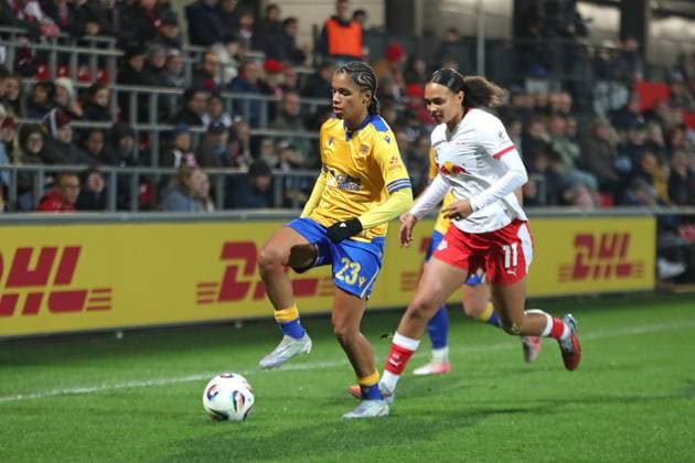Google Pixel Frauen-Bundesliga, RB Leipzig - FC Carl Zeiss Jena; 06.11.2025 Josephine Bonsu (23, Carl Zeiss Jena) vor Lisa Baum (11, RB Leipzig). Fußball, Google Pixel Frauen-Bundesliga, Saison 2025 2026, 9. Spieltag: RB Leipzig vs. FC Carl Zeiss Jena am 06.11.2025, Trainingszentrum Cottaweg, Leipzig. DFB REGULATIONS PROHIBIT ANY USE OF PHOTOGRAPHS AS IMAGE SEQUENCES AND OR QUASI-VIDEO. Copyright: xBEAUTIFULxSPORTS JanxKaeferx