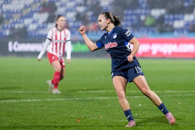 Torschützin Marie Steiner (TSG, 19), jubelt über das Tor zum 2:1, Jubel, jubeln, Torjubel, Torerfolg, celebrate the goal, goal, celebration, jubelt ueber das Tor, Freuen, Freude, freut sich, optimistisch, positiv, Spielszene, Highlight, Einzelbild, Einzelfoto, Aktion, Action, 06.11.2025, Sinsheim (Hoffenheim) (Deutschland), Fussball, Google Pixel Frauen-Bundesliga, TSG 1899 Hoffenheim - SC Freiburg, DFB DFL REGULATIONS PROHIBIT ANY USE OF PHOTOGRAPHS AS IMAGE SEQUENCES AND OR QUASI-VIDEO.