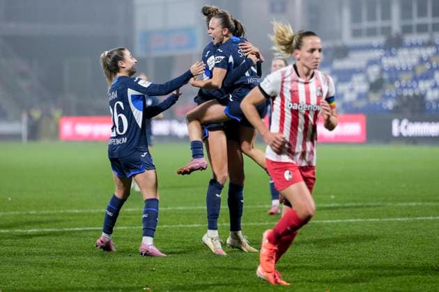 v.li.: Janna Grimm (TSG, 26), Franziska Harsch (TSG, 17), Torschützin Marie Steiner (TSG, 19), Spielerinnen der TSG 1899 Hoffenheim, jubeln über das Tor zum 2:1, Jubel, Torjubel, Torerfolg, celebrate the goal, goal, celebration, jubelt ueber das Tor, Freuen, Freude, freut sich, optimistisch, positiv, Spielszene, Highlight, Action, Aktion, 06.11.2025, Sinsheim (Hoffenheim) (Deutschland), Fussball, Google Pixel Frauen-Bundesliga, TSG 1899 Hoffenheim - SC Freiburg, DFB DFL REGULATIONS PROHIBIT ANY USE OF PHOTOGRAPHS AS IMAGE SEQUENCES AND OR QUASI-VIDEO.