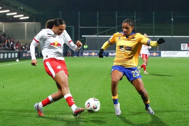 RB Leipzig - Jena 1. Bundesliga Frauen Leipzig, Trainingszentrum am Cottaweg, 06.11.2025, Fußball, Frauen, Saison 2025 2026, Frauen-Bundesliga, 9. Spieltag , RB Leipzig - FC Carl Zeiss Jena , Im Bild v.l.: Lisa Baum (11, Leipzig) und Josephine Bonsu (23, Jena)1 ,