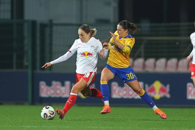RB Leipzig - Jena 1. Bundesliga Frauen Leipzig, Trainingszentrum am Cottaweg, 06.11.2025, Fußball, Frauen, Saison 2025 2026, Frauen-Bundesliga, 9. Spieltag , RB Leipzig - FC Carl Zeiss Jena , Im Bild v.l.: Gina Chmielinski (10, Leipzig) und Elena Mühlemann Muehlemann (30, Jena) ,
