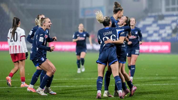 v.li.: Laura Gloning (TSG, 20), Vanessa Diehm (TSG, 6), Janna Grimm (TSG, 26), Franziska Harsch (TSG, 17), Torschützin Marie Steiner (TSG, 19), Spielerinnen der TSG 1899 Hoffenheim, jubeln über das Tor zum 2:1, Jubel, Torjubel, Torerfolg, celebrate the goal, goal, celebration, jubelt ueber das Tor, Freuen, Freude, freut sich, optimistisch, positiv, Spielszene, Highlight, Action, Aktion, 06.11.2025, Sinsheim (Hoffenheim) (Deutschland), Fussball, Google Pixel Frauen-Bundesliga, TSG 1899 Hoffenheim - SC Freiburg, DFB DFL REGULATIONS PROHIBIT ANY USE OF PHOTOGRAPHS AS IMAGE SEQUENCES AND OR QUASI-VIDEO.
