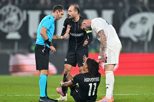 SOCCER - UEFA EL, Sturm vs Nottingham GRAZ,AUSTRIA,06.NOV.25 - SOCCER - UEFA Europa League, SK Sturm Graz vs Nottingham Forest. Image shows referee Mykola Balakin (UKR), Jon Gorenc Stankovic, Axel Kayombo (Sturm) and Nicolas Dominguez (Nottingham).  GEPAxpictures xAvnixRetkoceri