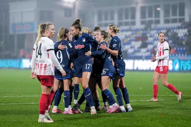 Spielerinnen der TSG 1899 Hoffenheim, jubeln über das Tor zum 2:1, Jubel, Torjubel, Torerfolg, celebrate the goal, goal, celebration, jubelt ueber das Tor, Freuen, Freude, freut sich, optimistisch, positiv, Spielszene, Highlight, Action, Aktion, 06.11.2025, Sinsheim (Hoffenheim) (Deutschland), Fussball, Google Pixel Frauen-Bundesliga, TSG 1899 Hoffenheim - SC Freiburg, DFB DFL REGULATIONS PROHIBIT ANY USE OF PHOTOGRAPHS AS IMAGE SEQUENCES AND OR QUASI-VIDEO.