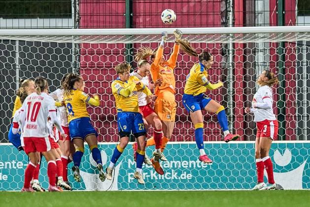 06.11.2025, GER, Frauenfußball, BL, 2025 2026, RB Leipzig - FC Carl Zeiss Jena Elvira Herzog (1, RB Leipzig), faustet Ball weg Leipzig Trainingszentrum der Roten Bulle Sachsen Deutschland