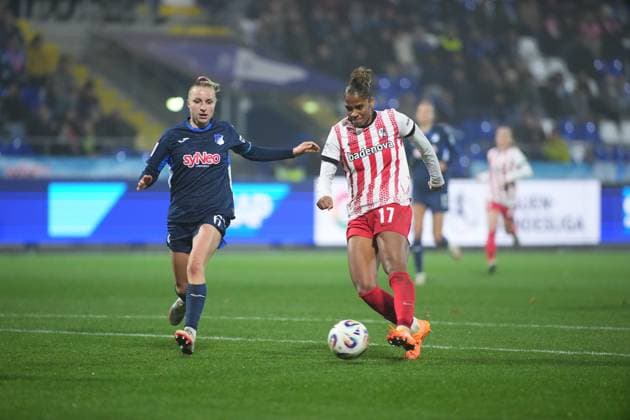 RECORD DATE NOT STATED Vanessa Diehm (6; TSG Hoffenheim Frauen) im Zweikampf mit einem Spieler von SC Freiburg Frauen um den Ball GPFBL: TSG Hoffenheim gegen SC Freiburg am 06.11.2025 im Dietmar-Hopp Stadion in Hoffenheim. Zweikampf um Ball