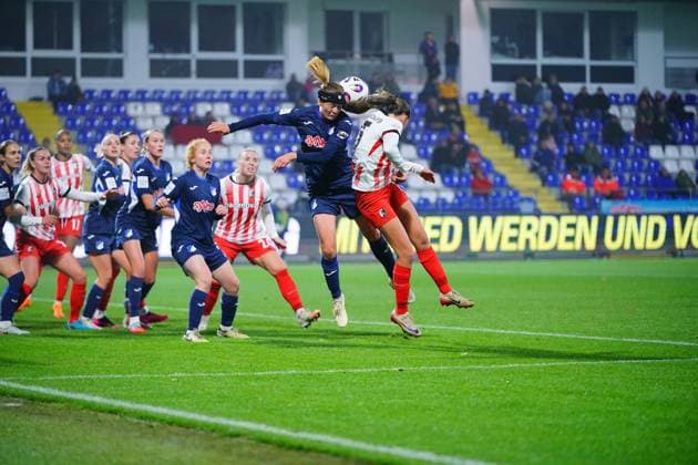 RECORD DATE NOT STATED Feli Delacauw (24; TSG Hoffenheim Frauen) im Kopfballduell gegen Gegnerin, während Vanessa Diehm (6; TSG Hoffenheim Frauen), Jamilla Rankin (5; TSG Hoffenheim Frauen), Greta Stegemann (16; SC Freiburg Frauen) und Ingibjörg Sigurdardottir (24; SC Freiburg Frauen) aufmerksam verteidigen GPFBL: TSG Hoffenheim gegen SC Freiburg am 06.11.2025 im Dietmar-Hopp Stadion in Hoffenheim. Kopfballduell im Strafraum