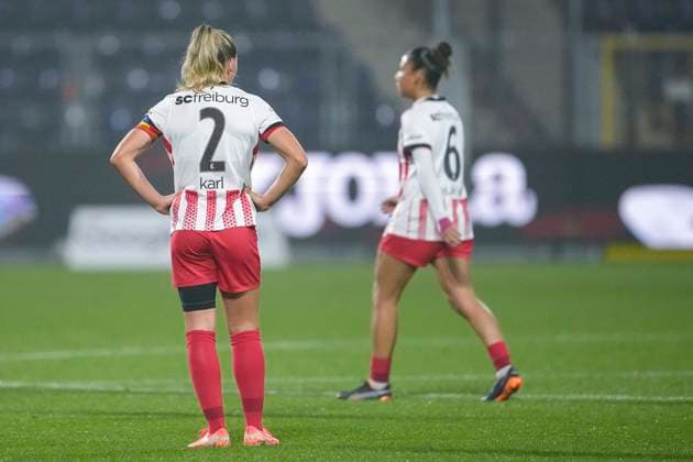 v.li.: Lisa Karl (Freiburg, 2), Nicole Ojukwu (Freiburg, 6), Spielerinnen vom SC Freiburg, enttäuscht schauend, Enttäuschung, Frustration, disappointed, pessimistisch, nach dem Gegentor zum 2:1, Action, Aktion, Spielszene, 06.11.2025, Sinsheim (Hoffenheim) (Deutschland), Fussball, Google Pixel Frauen-Bundesliga, TSG 1899 Hoffenheim - SC Freiburg, DFB DFL REGULATIONS PROHIBIT ANY USE OF PHOTOGRAPHS AS IMAGE SEQUENCES AND OR QUASI-VIDEO.