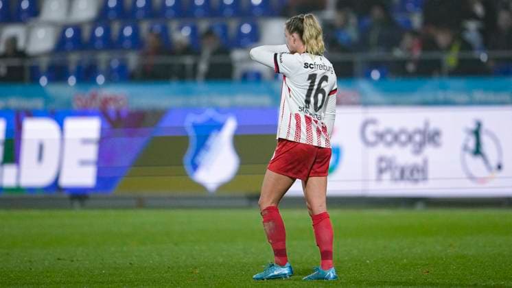Greta Stegemann (Freiburg, 16), Spielerinnen vom SC Freiburg, enttäuscht schauend, Enttäuschung, Frustration, disappointed, pessimistisch, nach dem Gegentor zum 2:1, Action, Aktion, Spielszene, 06.11.2025, Sinsheim (Hoffenheim) (Deutschland), Fussball, Google Pixel Frauen-Bundesliga, TSG 1899 Hoffenheim - SC Freiburg, DFB DFL REGULATIONS PROHIBIT ANY USE OF PHOTOGRAPHS AS IMAGE SEQUENCES AND OR QUASI-VIDEO.