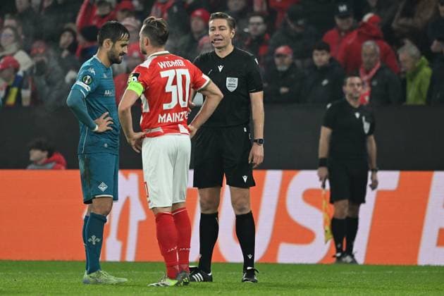 06.11.2025, xsltx, Fussball UEFA Conference League, FSV Mainz 05 - AC Florenz v.l. Schiedsrichter Referee Lawrence Visser (Belgien) Luca Ranieri (AC Florenz) Silvan Widmer (FSV Mainz 05) (DFL DFB REGULATIONS PROHIBIT ANY USE OF PHOTOGRAPHS as IMAGE SEQUENCES and or QUASI-VIDEO) Mainz