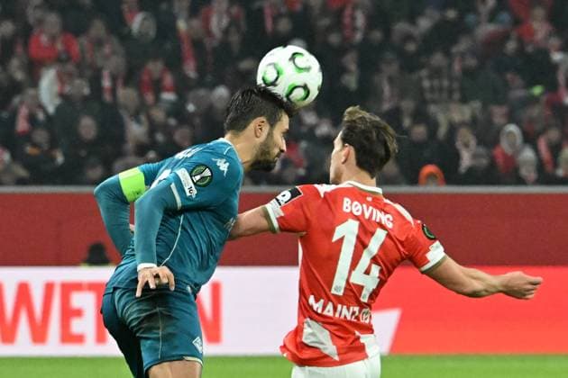 06.11.2025, xsltx, Fussball UEFA Conference League, FSV Mainz 05 - AC Florenz v.l. Luca Ranieri (AC Florenz) Wiliam Boving (FSV Mainz 05) Zweikampf, Aktion, action, battle for the ball (DFL DFB REGULATIONS PROHIBIT ANY USE OF PHOTOGRAPHS as IMAGE SEQUENCES and or QUASI-VIDEO) Mainz