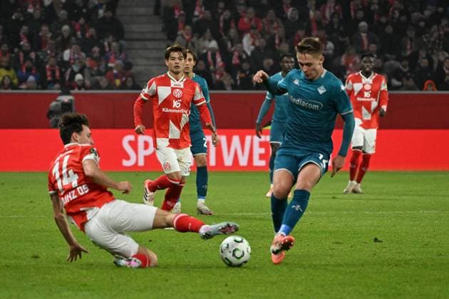 06.11.2025, xsltx, Fussball UEFA Conference League, FSV Mainz 05 - AC Florenz v.l. Wiliam Boving (FSV Mainz 05) Hans Nicolussi Caviglia (AC Florenz) Zweikampf, Aktion, action, battle for the ball (DFL DFB REGULATIONS PROHIBIT ANY USE OF PHOTOGRAPHS as IMAGE SEQUENCES and or QUASI-VIDEO) Mainz