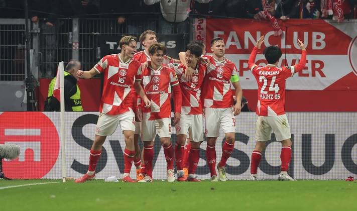 06.11.2025, Fussball UEFA Conference League, 1. FSV Mainz 05 - AC Florenz, v.l., Torjubel zum 2:1 durch Jae-sung Lee (FSV Mainz 05), Goal celebration, celebrate the goal DFL DFB REGULATIONS PROHIBIT ANY USE OF PHOTOGRAPHS AS IMAGE SEQUENCES AND OR QUASI-VIDEO. xdcx Copyright: HMBxMedia Claus