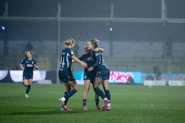 Valesca Ampoorter (TSG Hoffenheim, 18), Marie Steiner (TSG Hoffenheim, 19), Feli Delacauw (TSG Hoffenheim, 24) jubeln ueber das Tor zum 1:0, GER, TSG 1899 Hoffenheim vs SC Freiburg, Fussball Google Pixel Frauen Bundesliga, 9. Spieltag, Saison 2025 2026, 06.11.2025 DFB regulations prohibit any use of photographs as image sequences and or quasi-video GER, TSG 1899 Hoffenheim vs SC Freiburg, Fussball Google Pixel Frauen Bundesliga, 9. Spieltag, Saison 2025 2026, 06.11.2025 Hoffenheim Copyright: xEibner-Pressefoto Memmlerx EP_MMR