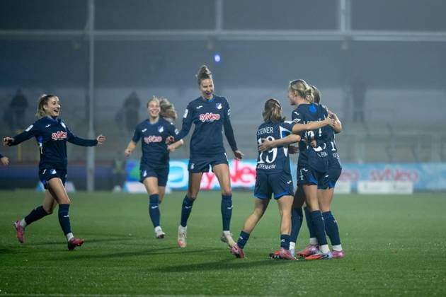 Valesca Ampoorter (TSG Hoffenheim, 18), Feli Delacauw (TSG Hoffenheim, 24), Marie Steiner (TSG Hoffenheim, 19), Franziska Harsch (TSG Hoffenheim, 17), Jamilla Rankin (TSG Hoffenheim, 05), Janna Grimm (TSG Hoffenheim, 26) jubeln ueber das Tor zum 1:0, GER, TSG 1899 Hoffenheim vs SC Freiburg, Fussball Google Pixel Frauen Bundesliga, 9. Spieltag, Saison 2025 2026, 06.11.2025 DFB regulations prohibit any use of photographs as image sequences and or quasi-video GER, TSG 1899 Hoffenheim vs SC Freiburg, Fussball Google Pixel Frauen Bundesliga, 9. Spieltag, Saison 2025 2026, 06.11.2025 Hoffenheim Copyright: xEibner-Pressefoto Memmlerx EP_MMR