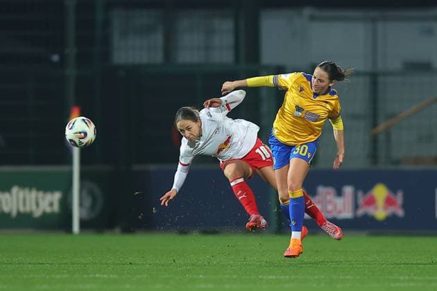 RB Leipzig - Jena 1. Bundesliga Frauen Leipzig, Trainingszentrum am Cottaweg, 06.11.2025, Fußball, Frauen, Saison 2025 2026, Frauen-Bundesliga, 9. Spieltag , RB Leipzig - FC Carl Zeiss Jena , Im Bild v.l.: Gina Chmielinski (10, Leipzig) und Elena Mühlemann Muehlemann (30, Jena) ,
