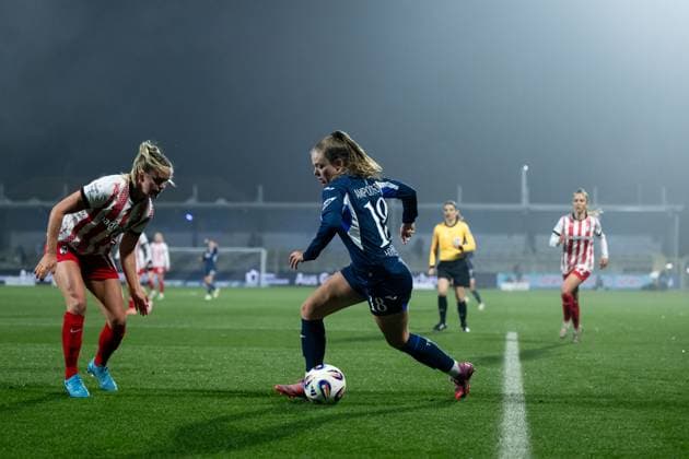 Valesca Ampoorter (TSG Hoffenheim, 18) im Zweikampf mit Greta Stegemann (SC Freiburg, 16), GER, TSG 1899 Hoffenheim vs SC Freiburg, Fussball Google Pixel Frauen Bundesliga, 9. Spieltag, Saison 2025 2026, 06.11.2025 DFB regulations prohibit any use of photographs as image sequences and or quasi-video GER, TSG 1899 Hoffenheim vs SC Freiburg, Fussball Google Pixel Frauen Bundesliga, 9. Spieltag, Saison 2025 2026, 06.11.2025 Hoffenheim Copyright: xEibner-Pressefoto Memmlerx EP_MMR