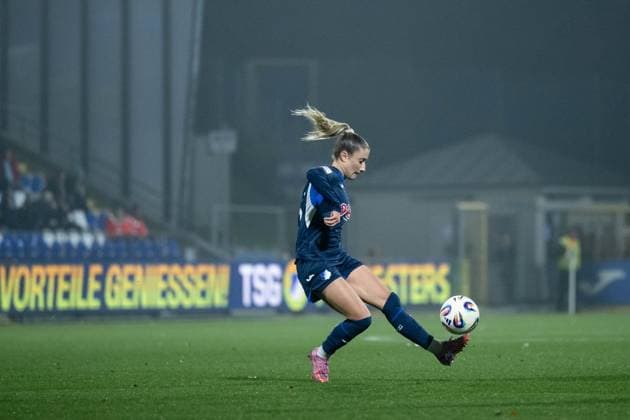 Janna Grimm (TSG Hoffenheim, 26) am Ball, GER, TSG 1899 Hoffenheim vs SC Freiburg, Fussball Google Pixel Frauen Bundesliga, 9. Spieltag, Saison 2025 2026, 06.11.2025 DFB regulations prohibit any use of photographs as image sequences and or quasi-video GER, TSG 1899 Hoffenheim vs SC Freiburg, Fussball Google Pixel Frauen Bundesliga, 9. Spieltag, Saison 2025 2026, 06.11.2025 Hoffenheim Copyright: xEibner-Pressefoto Memmlerx EP_MMR