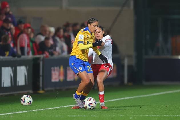 RB Leipzig - Jena 1. Bundesliga Frauen Leipzig, Trainingszentrum am Cottaweg, 06.11.2025, Fußball, Frauen, Saison 2025 2026, Frauen-Bundesliga, 9. Spieltag , RB Leipzig - FC Carl Zeiss Jena , Im Bild v.l.: Josephine Bonsu (23, Jena) und Lisa Baum (11, Leipzig) ,